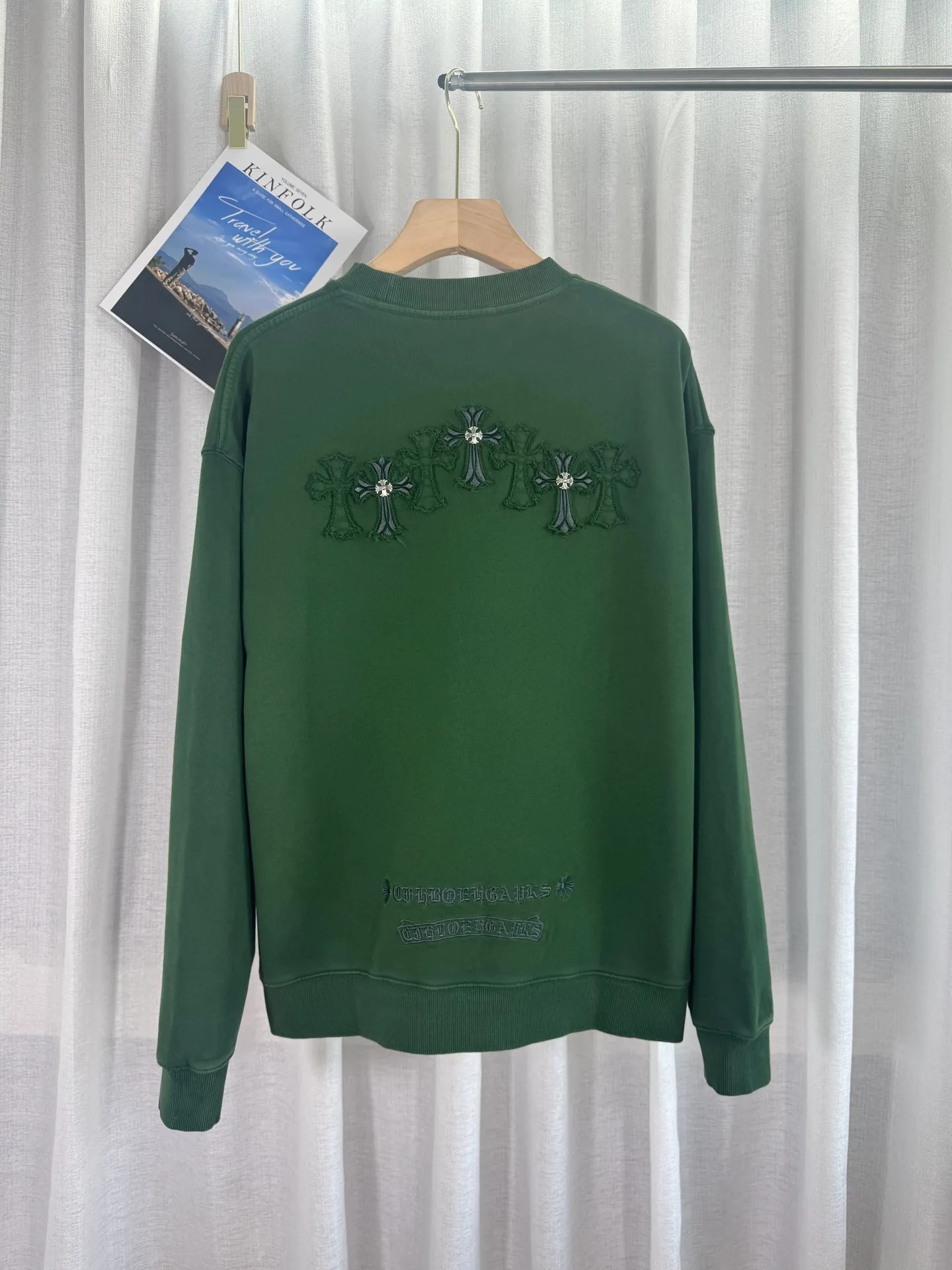 P280 top version, real shot without P, ​​different from market currency) 𝗖𝗵𝗿𝗼𝗺𝗲 𝗛𝗲𝗮𝗿𝘁𝘀/Cro Heart 2025 washed patch embroidery autumn and winter new original single counter American laser burnt 3D three-dimensional color embroidery couple casual sweatshirt 👑The highest version! Customized fabric 420g tripe terry fabric! American acid-washed and distressed original fabric laser burnt ✟appliqué embroidery and exquisite embroidery of letters! The best-selling model in the counter, very comfortable to wear. Accessories: original molded and authenticated collar label➕100% silk wash label. Genuine purchase-grade original hangtag➕matching hanging rope➕3D hanging beads➕original packaging bag. Craftsmanship: The original version has consistent wiring! The highest version of the armhole matching technique! Color: Green Black Size: S M L XL Style Number: 25-306